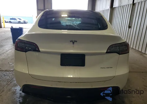 2022 Tesla Model Y z USA, uszkodzony, nr VIN 7SAYGDEE0NA011955